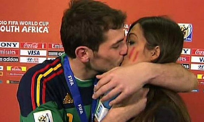 Casillas hôn Sara trong một lần phỏng vấn.
