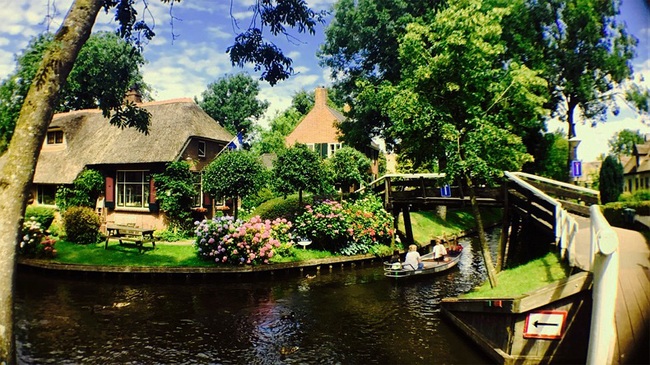 Giethoorn - thị trấn đẹp như tranh vẽ cùng phương tiện di chuyển duy nhất là... thuyền - Ảnh 5.