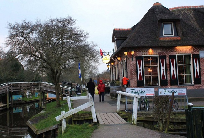 Giethoorn - thị trấn đẹp như tranh vẽ cùng phương tiện di chuyển duy nhất là... thuyền - Ảnh 6.