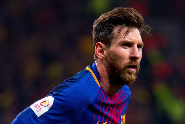 Ăn mừng kỷ lục 644 bàn, Messi tặng bia cho… thủ môn đối phương - Ảnh 1.