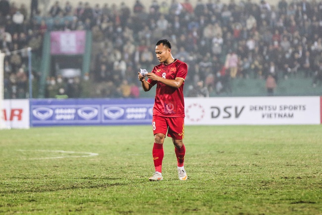 Tin sáng (28/12): Thầy Park đưa &quot;mật thư&quot; cho Trọng Hoàng, CĐV thi nhau... đoán mò - Ảnh 1.