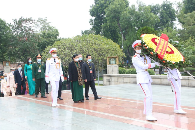 Ảnh: Các Đại biểu các DTTS Việt Nam xúc động vào Lăng viếng Chủ tịch Hồ Chí Minh  - Ảnh 1.