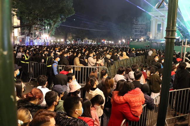 Hà Nội: Người dân chen lấn &quot;bẹp ruột&quot; ở khu vực hồ Hoàn Kiếm chờ đón năm mới 2021  - Ảnh 4.