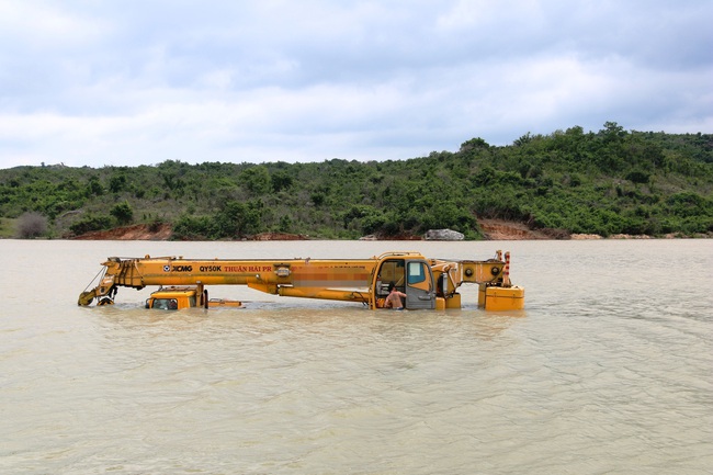 Ninh Thuận: Nước lớn đổ về nhấn chìm cả xe máy xúc, máy cẩu dưới lòng sông Trâu - Ảnh 1.