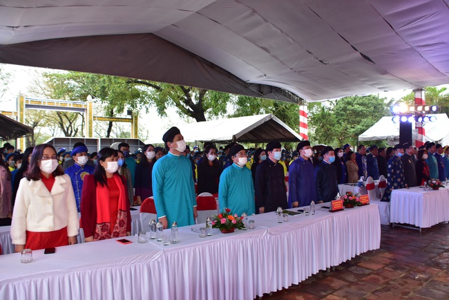 Thú vị hình ảnh Chủ tịch TT-Huế mặc dáo dài khăn đóng tuyên dương 367 học sinh xuất sắc - Ảnh 5.