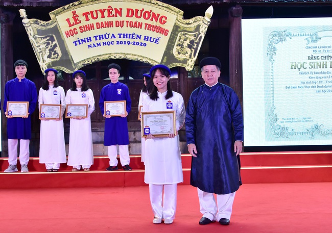 Thú vị hình ảnh Chủ tịch TT-Huế mặc dáo dài khăn đóng tuyên dương 367 học sinh xuất sắc - Ảnh 10.