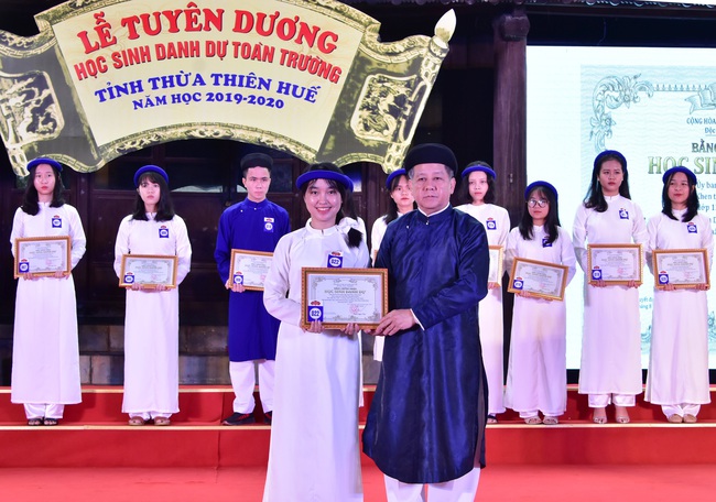 Thú vị hình ảnh Chủ tịch TT-Huế mặc dáo dài khăn đóng tuyên dương 367 học sinh xuất sắc - Ảnh 2.