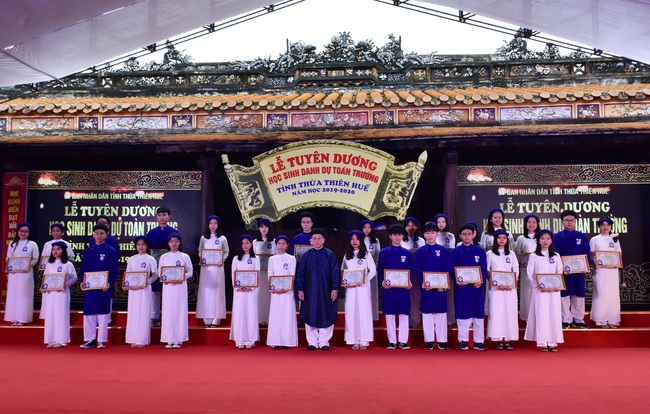 Thú vị hình ảnh Chủ tịch TT-Huế mặc dáo dài khăn đóng tuyên dương 367 học sinh xuất sắc - Ảnh 12.