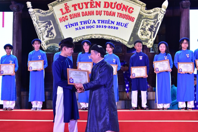 Thú vị hình ảnh Chủ tịch TT-Huế mặc dáo dài khăn đóng tuyên dương 367 học sinh xuất sắc - Ảnh 3.