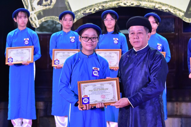 Thú vị hình ảnh Chủ tịch TT-Huế mặc dáo dài khăn đóng tuyên dương 367 học sinh xuất sắc - Ảnh 11.