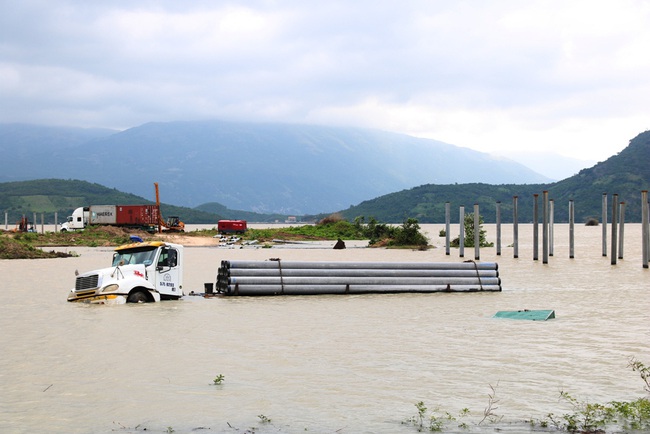 Ninh Thuận: Nước lớn đổ về nhấn chìm cả xe máy xúc, máy cẩu dưới lòng sông Trâu - Ảnh 2.