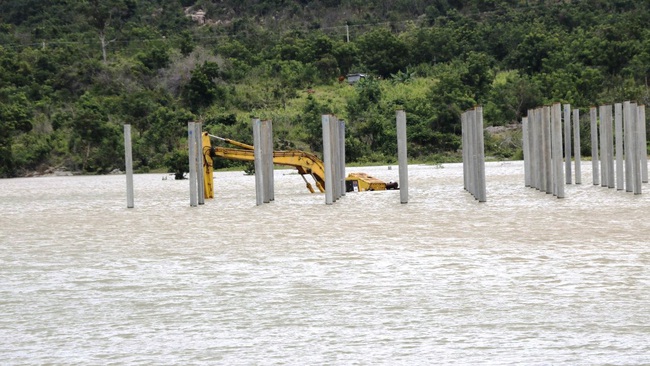 Ninh Thuận: Nước lớn đổ về nhấn chìm cả xe máy xúc, máy cẩu dưới lòng sông Trâu - Ảnh 3.