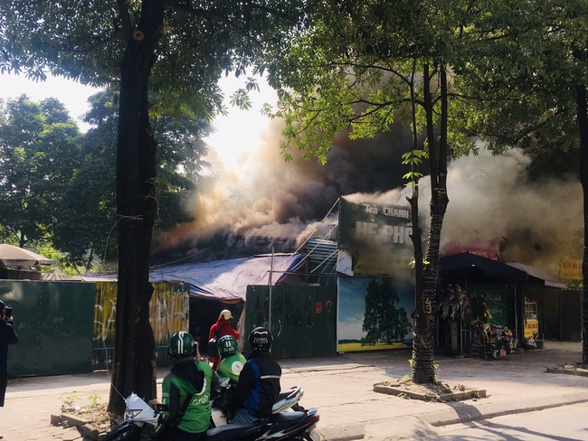 Hà Nội: Cháy quán trà chanh khu vực Mễ Trì, nhiều người dân hỗ trợ ngăn đám cháy lan rộng - Ảnh 1.