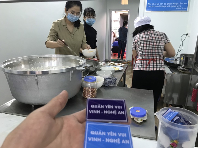 Nghệ An: Xuất hiện 2 quán cơm 2.000 đồng có rau và thịt phục vụ bệnh nhân và người nghèo   - Ảnh 6.
