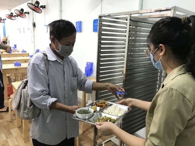 Nghệ An: Xuất hiện 2 quán cơm 2.000 đồng có rau và thịt phục vụ bệnh nhân và người nghèo   - Ảnh 4.
