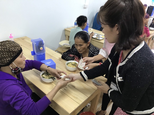 Nghệ An: Xuất hiện 2 quán cơm 2.000 đồng có rau và thịt phục vụ bệnh nhân và người nghèo   - Ảnh 7.