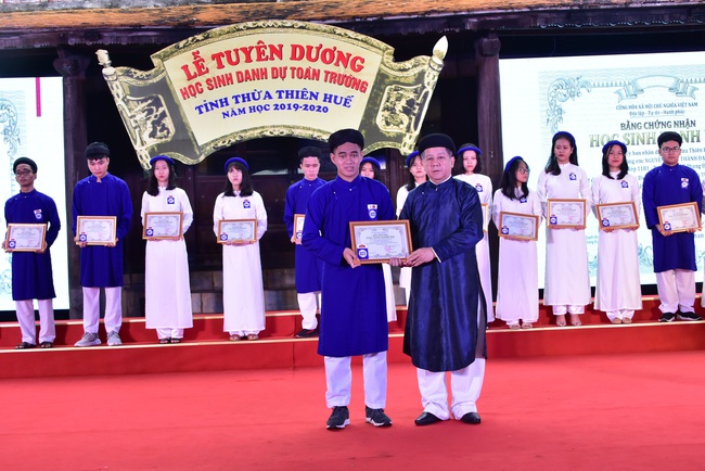 Thú vị hình ảnh Chủ tịch TT-Huế mặc dáo dài khăn đóng tuyên dương 367 học sinh xuất sắc - Ảnh 1.