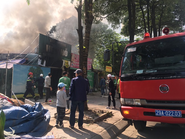 Hà Nội: Cháy quán trà chanh khu vực Mễ Trì, nhiều người dân hỗ trợ ngăn đám cháy lan rộng - Ảnh 5.