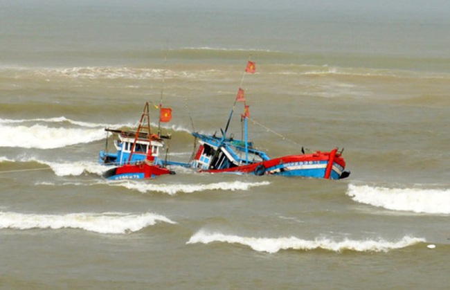 Quảng Bình: Tìm thấy thi thể người em út trong vụ 4 ngư dân lật thuyền khi đánh cá - Ảnh 1.