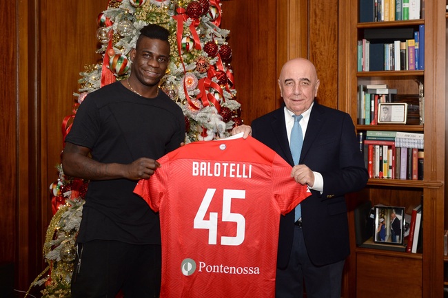 Balotelli vẫn trung thành với số áo 45.