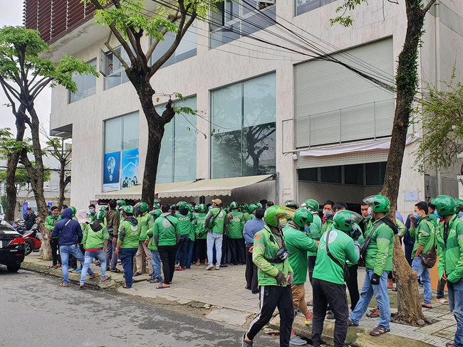 Đà Nẵng: Hàng trăm tài xế Grab tụ tập phản ứng mức khấu trừ mới do tăng thuế VAT - Ảnh 1.