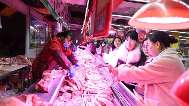 Giá thịt lợn ở Trung Quốc tăng gần 120% trong bối cạnh virus Corona lan rộng - Ảnh 1.