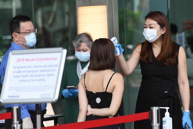 Ngân hàng lớn nhất Singapore sơ tán 300 nhân viên vì một người nhiễm virus corona - Ảnh 1.