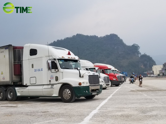 Chưa có hợp đồng mua bán, gần 500 xe hàng vẫn &quot;nằm chờ&quot; tại cửa khẩu Lạng Sơn - Ảnh 1.