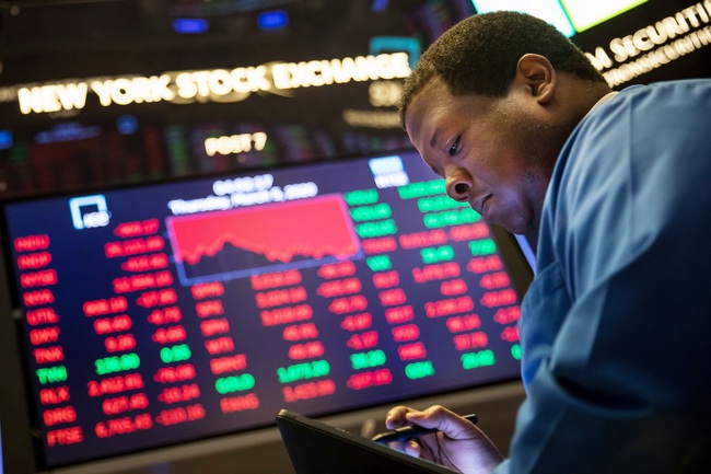Dow Jones mất 2.000 điểm, chứng khoán Mỹ tạm ngừng giao dịch trong phiên tồi tệ nhất kể từ năm 2008 - Ảnh 1.