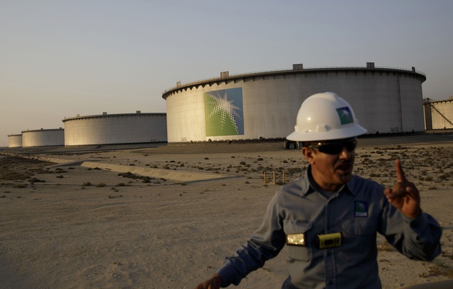 Giá dầu giảm sâu trong ngày tồi tệ nhất gần 3 thập kỷ khi Arab Saudi đối đầu Nga - Ảnh 1.