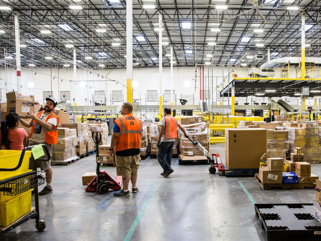 Nhu cầu mua sắm trực tuyến tại Mỹ tăng vọt vì dịch Covid-19, Amazon thuê thêm 100.000 lao động - Ảnh 1.