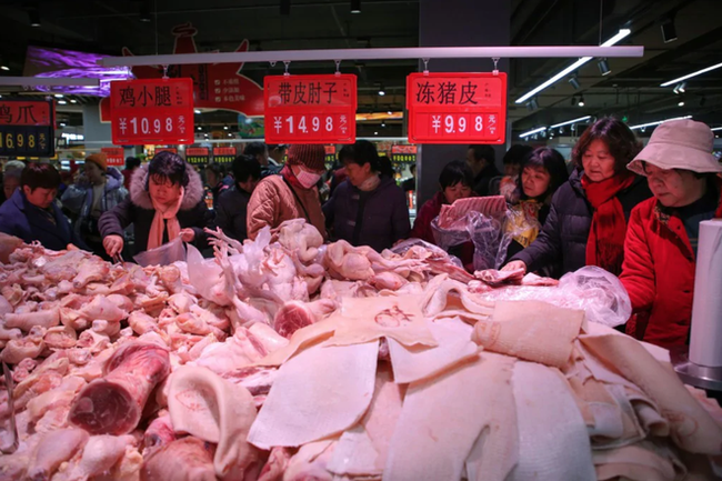 Nhà sản xuất thịt lợn Trung Quốc ăn mừng vì lãi đậm nhờ dịch virus corona - Ảnh 1.
