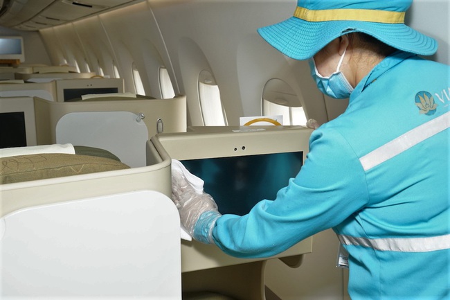 Thâm nhập kiểm tra quy trình khử trùng máy bay Vietnam Airlines phòng dịch Covid-19 - Ảnh 8.