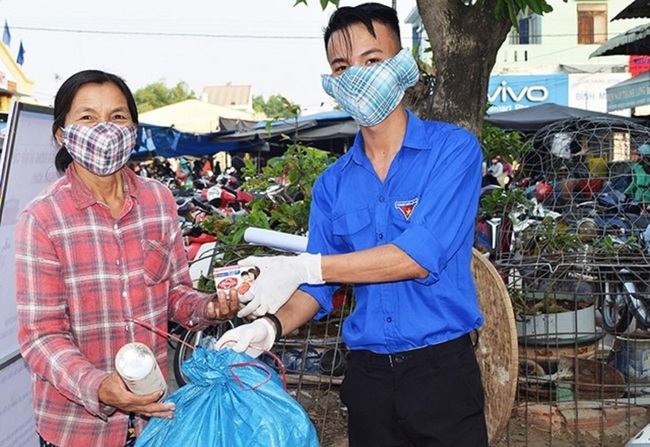 Quảng Nam: Đổi &quot;đồng nát sắt vụn&quot; lấy nước rửa tay phòng Covid-19 - Ảnh 1.