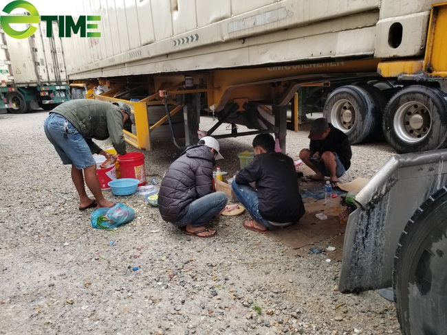 Còn gần 1.300 xe hàng "nằm chờ" tại cửa khẩu đợi xuất sang Trung Quốc - Ảnh 2. Còn gần 1.300 xe hàng "nằm chờ" tại cửa khẩu đợi xuất sang Trung Quốc - Ảnh 2.