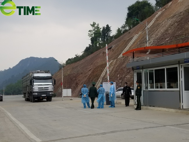 Còn gần 1.300 xe hàng "nằm chờ" tại cửa khẩu đợi xuất sang Trung Quốc - Ảnh 3. Còn gần 1.300 xe hàng "nằm chờ" tại cửa khẩu đợi xuất sang Trung Quốc - Ảnh 3.