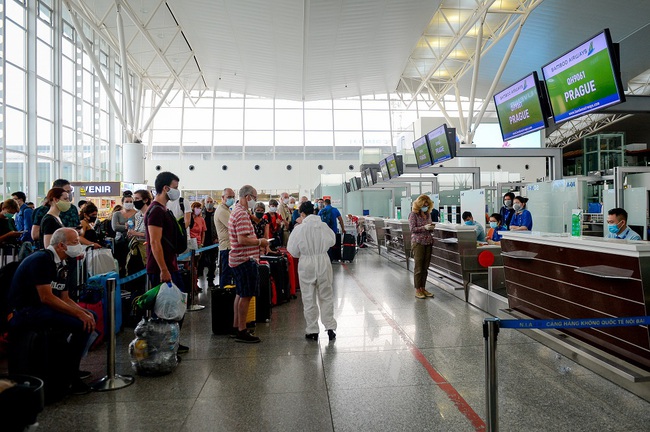 Chuyến bay đặc biệt của Bamboo Airways khởi hành đưa công dân Séc và châu Âu hồi hương - Ảnh 2.