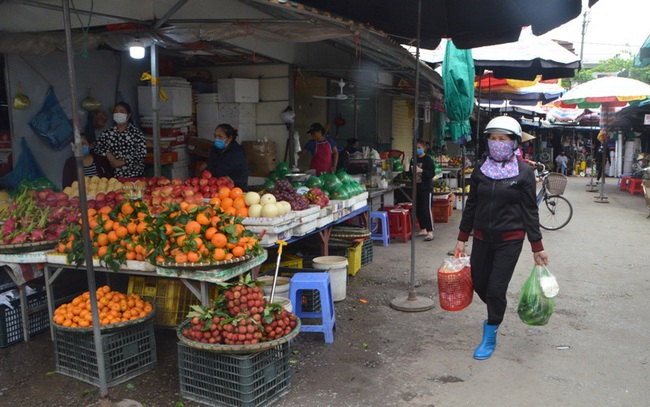 Chống dịch Covid-19: TP.Móng Cái lập các chốt kiểm soát người ra, vào 24/7 - Ảnh 4.