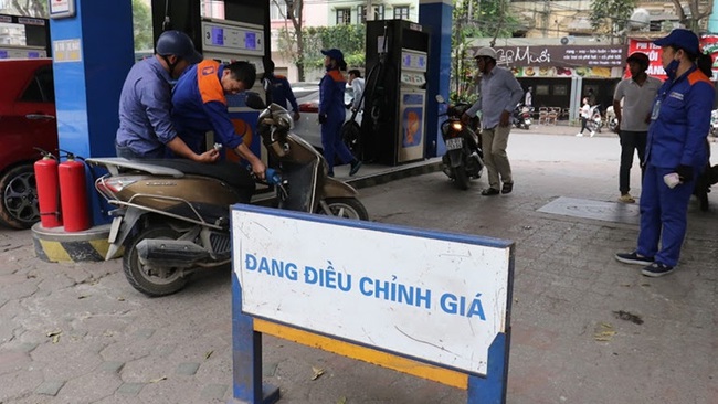 Đại dịch Covid – 19: Giá xăng dự kiến tiếp tục giảm mạnh - Ảnh 1.