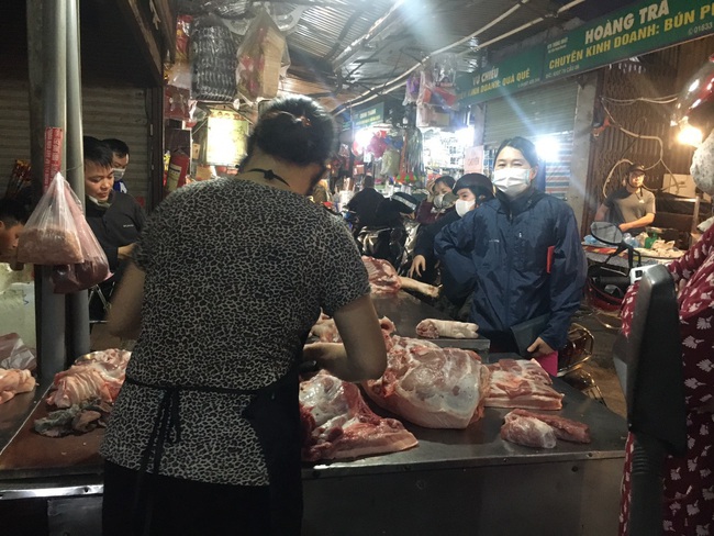 Giá thịt lợn chạm mốc 300.000 trong chiều 7/3 - Ảnh 1.