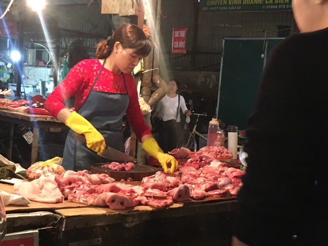 Giá thịt lợn chạm mốc 300.000 trong chiều 7/3 - Ảnh 3.
