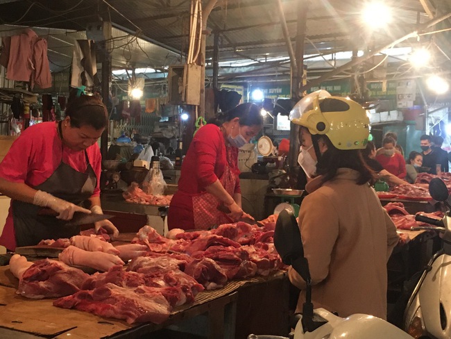 Giá thịt lợn chạm mốc 300.000 trong chiều 7/3 - Ảnh 5.