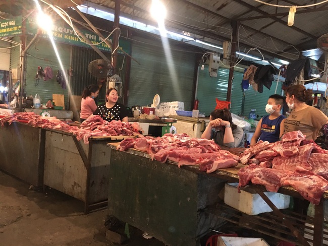 Giá thịt lợn chạm mốc 300.000 trong chiều 7/3 - Ảnh 4.