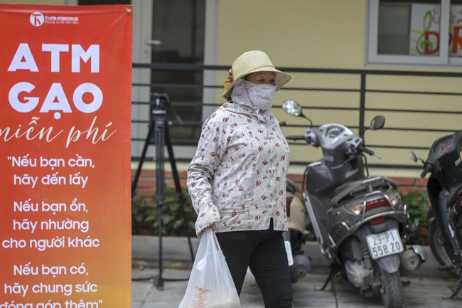 Cây &quot;ATM gạo&quot; miễn phí ở Hà Nội hỗ trợ người dân gặp khó khăn trong mùa dịch Covid-19 - Ảnh 8.