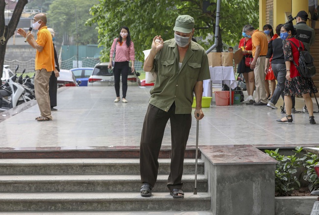Cây &quot;ATM gạo&quot; miễn phí ở Hà Nội hỗ trợ người dân gặp khó khăn trong mùa dịch Covid-19 - Ảnh 9.
