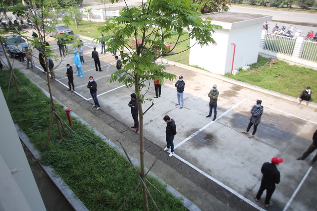 Hà Nội test nhanh người buôn bán hoa tại các khu chợ liên quan bệnh nhân 243 - Ảnh 10.