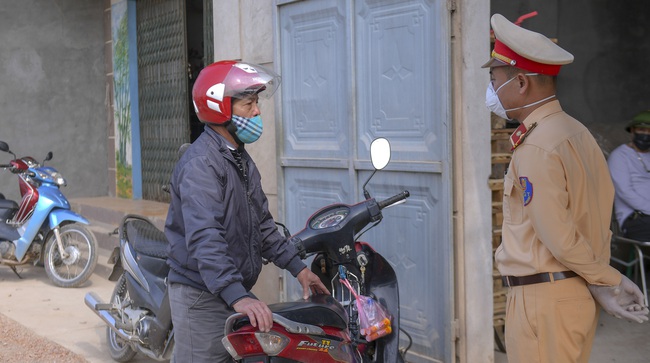 Hà Nội: Lập chốt phong tỏa, phun khử khuẩn thôn nơi bệnh nhân số 266 sinh sống - Ảnh 4.