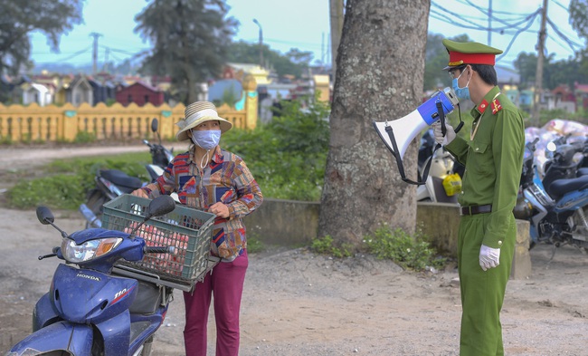 Hà Nội: Lập chốt phong tỏa, phun khử khuẩn thôn nơi bệnh nhân số 266 sinh sống - Ảnh 5.