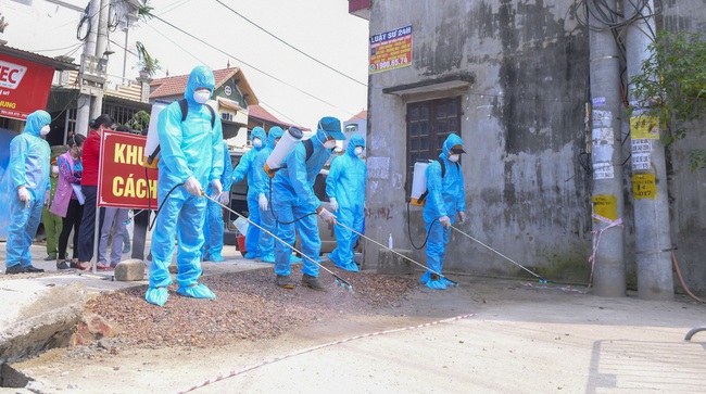 Hà Nội: Lập chốt phong tỏa, phun khử khuẩn thôn nơi bệnh nhân số 266 sinh sống - Ảnh 6.