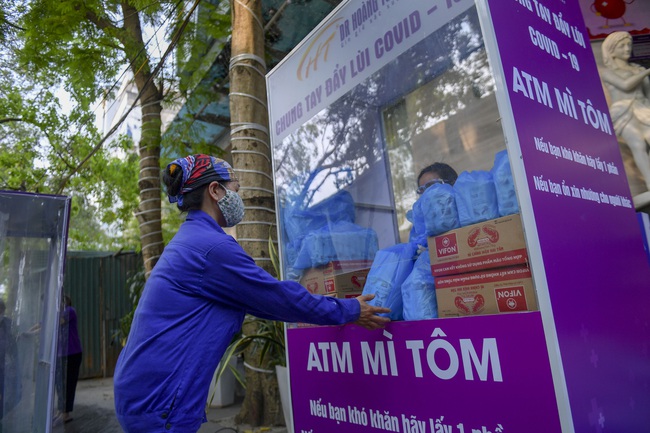 Sau “ATM gạo”, bác sĩ mở “ATM mì tôm” phát 100.000 suất quà cho người nghèo - Ảnh 10.